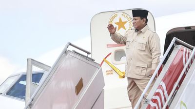 Presiden Prabowo Subianto melambaikan tangan saat menaiki Pesawat Kepresidenan PK-GRD untuk bertolak ke Arab Saudi di Lanud Halim Perdanakusuma, Jakarta, Selasa (1/7/2025). Presiden Prabowo Subianto b