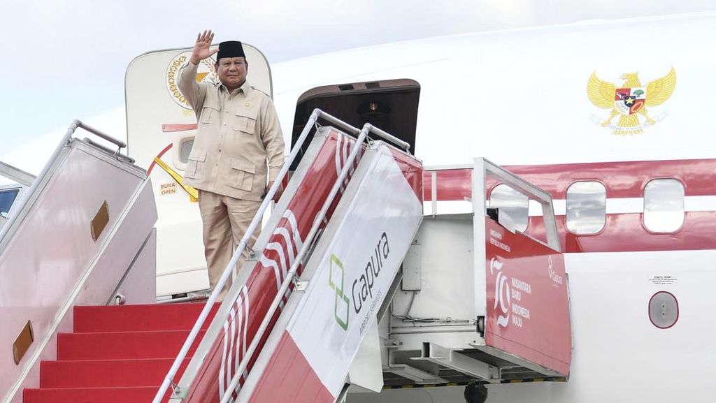 Hadiri Satu Abad NU di Jatim, Prabowo Disambut Ribuan Warga