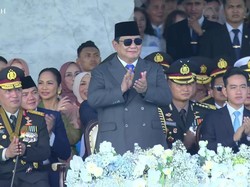 Momen Prabowo Tepuk Tangan Saksikan Atraksi-Parade Robot di Hari Bhayangkara