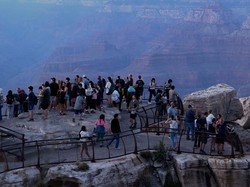 Trump Naikkan Pajak Turis yang Berkunjung ke Taman Nasional