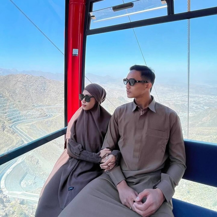 <p>Rizky Ridho sepertinya sudah merencanakan perjalanan umrah ini setelah resmi menikah dengan Sendy Aulia. Sebelumnya menikah, pria 23 tahun ini juga sempat menunaikan ibadah umrah bersama keluarganya. Perlu diketahui, Rizky Ridho resmi menikah dengan Sendy Aulia pada 22 Juni 2025. (Foto: Instagram @rizkyridhoramadhani)</p>