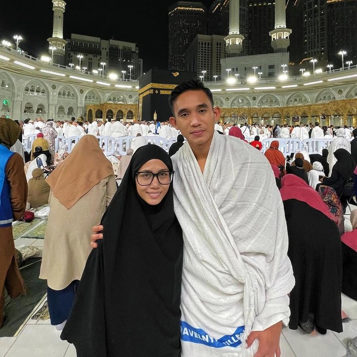 <p>Pemain sepak bola Timnas Indonesia, Rizky Ridho Ramadhani, baru saja menikah dengan sang pujaan hati, Sendy Aulia. Setelah menikah, pasangan ini memutuskan untuk menunaikan ibadah umrah, Bunda. (Foto: Instagram @rizkyridhoramadhani)</p>