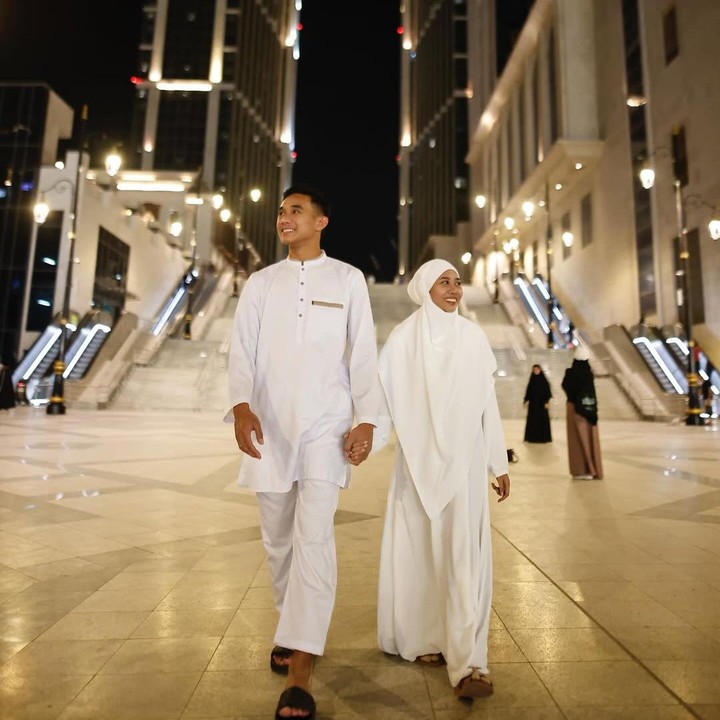 <p>Melalui unggahan di Instagram, Rizky Ridho membagikan momen kebersamaannya dengan sang istri saat berada di Tanah Suci. Keduanya tampak menjalani ibadah bersama selama di sana. (Foto: Instagram @rizkyridhoramadhani)</p>