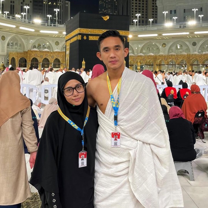 <p>Rizky Ridho tampaknya begitu bahagia sekaligus bersyukur bisa menunaikan ibadah umrah bersama perempuan yang baru dinikahinya. Hal ini terlihat dari caption dan beberapa unggahan yang dibagikan ke publik. "Alhamdulillah yaAllah," tulisnya. (Foto: Instagram @rizkyridhoramadhani)</p>