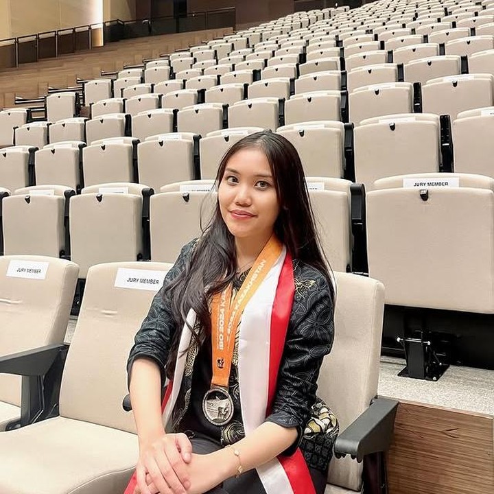 <p>Dalam satu potret, Roche tampak duduk manis dengan medali tergantung di lehernya. Di balik senyuman tenangnya, ada kerja keras dan dukungan dari berbagai pihak yang selalu menyemangatinya. &ldquo;Terima kasih Tuhan atas pengalaman luar biasa ini. Terima kasih juga untuk keluarga, guru, teman, dan tim @tobi.indonesia yang selalu mendukung," ungkapnya. (Foto: Instagram@keisharch)</p>