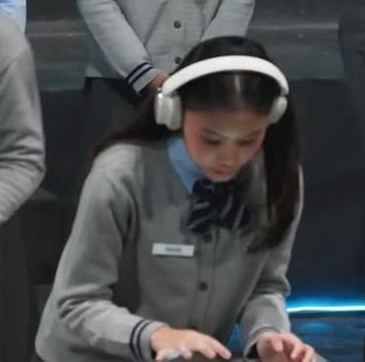 <p>Berbeda dengan suasana panggung olimpiade internasional, Roche juga menunjukkan sisi kompetitifnya di Clash of Champions Season 2. Dalam salah satu momen, ia tampak serius mengenakan <em>headset</em>, fokus menjawab soal demi soal, bersaing dengan peserta lain. (Foto: Instagram@keisharch)</p>