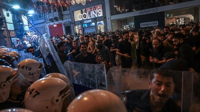 Bentrokan pecah di Istanbul, Turki, usai sejumlah massa berdemo memprotes kartun Nabi Muhammad yang dibuat oleh majalah satir LeMan, Senin (30/6).