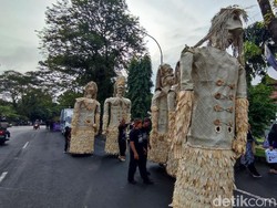 Waruga Bodas, Seni Helaran Unik dari Ciamis