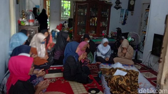 Tangis Istri Pecah Akui Ikhlas Rawat Hamdan ATT Sebelum Meninggal Dunia