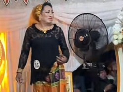 Video: Heboh Gelaran Fashion Show Waria saat Pesta Pernikahan di Sulsel