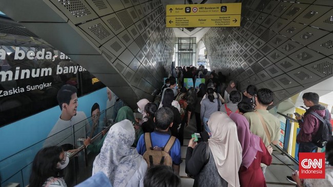 Viral Penumpang Jalan Kaki di Lintasan LRT, KAI Buka Suara KAI buka suara soal viral penumpang LRT Jabodebek ramai-ramai berjalan di lintasan setelah moda transportasi itu mengalami gangguan pada Sabtu (25/10).