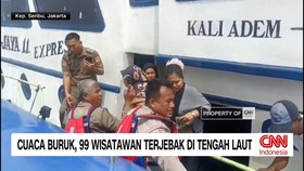 VIDEO: Cuaca Buruk, 99 Wisatawan Terjebak di Tengah Laut