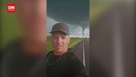 VIDEO: Detik-detik Pria Santai Rekam Diri di Depan Tornado