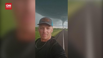 VIDEO: Detik-detik Pria Santai Rekam Diri di Depan Tornado
