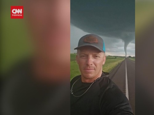 VIDEO: Detik-detik Pria Santai Rekam Diri di Depan Tornado