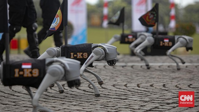 Robot I-K9 alias Robodog unjuk kemampuan di HUT ke-79 Bhayangkara, Jakarta dalam simulasi tawuran warga dan deteksi bahan peledak.
