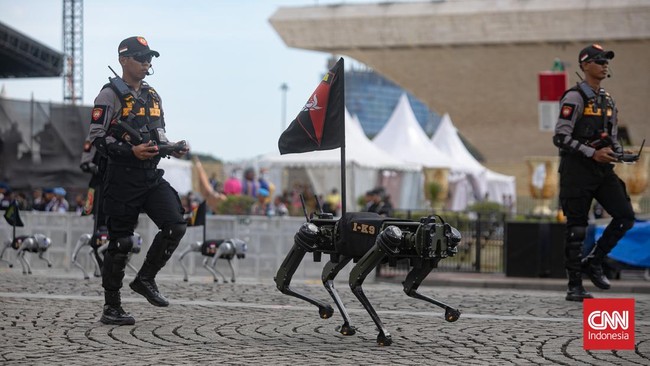 Pasukan robot polisi unjuk kemampuannya dalam peringatan HUT ke-79 Bhayangkara di Monas, Jakarta Pusat, Selasa (1/7).