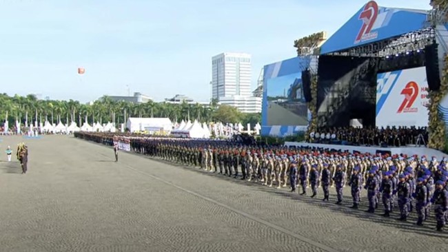 Presiden Prabowo Subianto meminta Komandan Upacara Hari Bhayangkara ke-79, Irjen Dadang Hartanto, untuk menghadap setelah upacara di Monas, Jakarta.