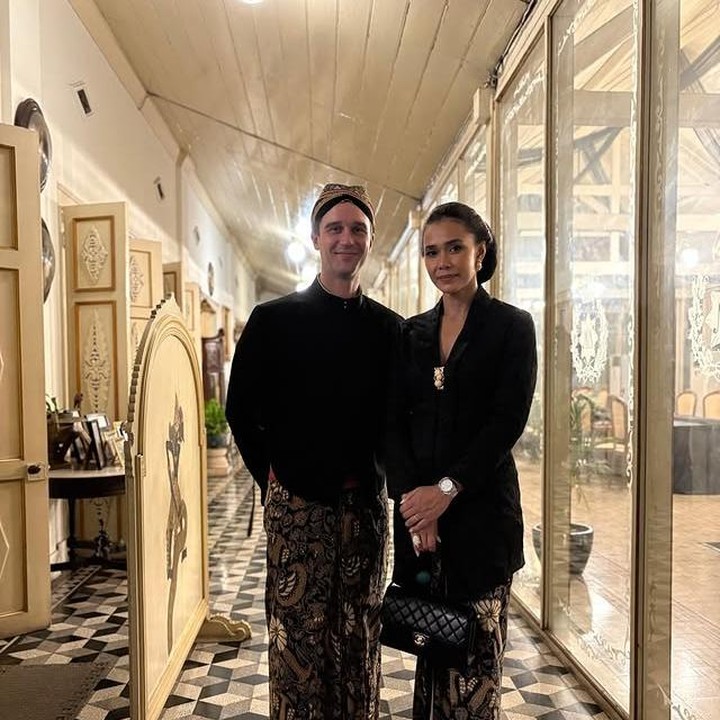 <p>Adinia Wirasti dan suaminya berdiri berdampingan di sebuah lorong klasik. Ekspresi keduanya tenang namun hangat, seolah sedang menikmati jeda dari hiruk-pikuk, dalam momen yang terasa sangat pribadi. Kesan romantis terpancar dari kebersamaan keduanya. (Foto: dok. instagram@adiniawrst)</p>