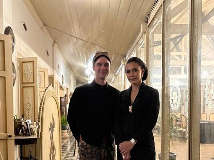 Tampil Beda! Adinia Wirasti dan Suami Bule Kenakan Pakaian Adat Jawa, Ini 5 Potretnya
