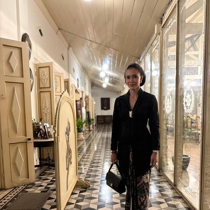 <p>Adinia Wirasti tampil anggun dalam kebaya hitam dan kain batik&nbsp;ketika menghadiri&nbsp;Kirab 1 Suro Mangkunegaran 2025. &ldquo;Solo, Juni 2025. Bukan Juli. Ada banyak pelajaran di sana,&rdquo; tulis Adinia lewat unggahan Instagramnya. (Foto: dok. instagram@adiniawrst)</p>