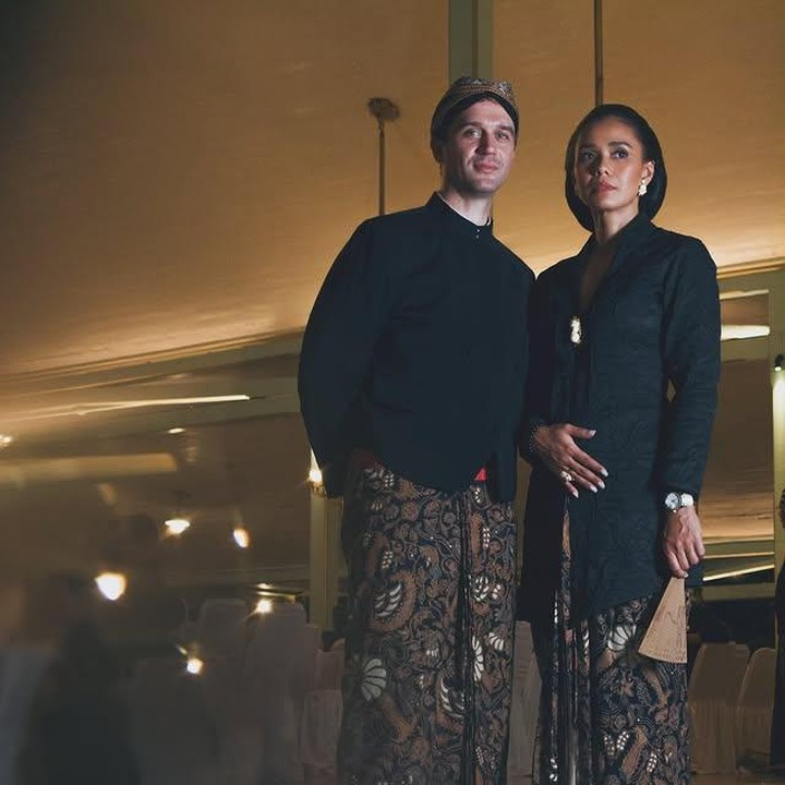 <p>Adinia Wirasti selalu tampil total dalam setiap acara.&nbsp;Tak terkecuali ketika tampil bersama sang suami, Michael Wahr, dalam balutan pakaian adat Jawa yang anggun. (Foto: dok. instagram@adiniawrst)</p>