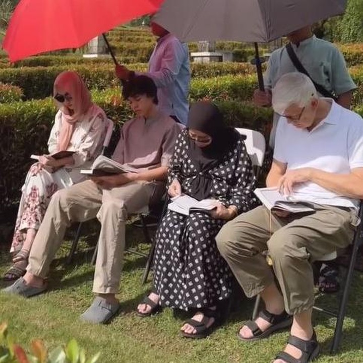 <p>Orang tua Ashraf yang menetap di Malaysia tampaknya sedang berkunjung ke Indonesia. Selain menengok menantu dan cucu mereka Noah, keduanya menyempatkan diri untuk mengunjungi makam sang putra. (Foto: Instagram @itsmebcl)</p>