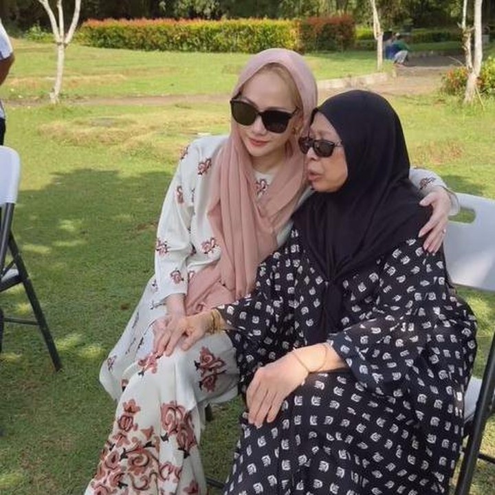 <p>Dalam satu momen, BCL dan ibunda Ashraf, Khadijah Abdul Rahman, terlihat duduk berdampingan. BCL merangkul pundak ibu mertuanya itu di depan makam Ashraf. Meski Ashraf telah meninggal dan BCL sudah menikah lagi dengan Tiko Aryawardhana, hubungan sang penyanyi dengan mertuanya tetap terjalin baik, Bunda. (Foto: Instagram @itsmebcl)</p>