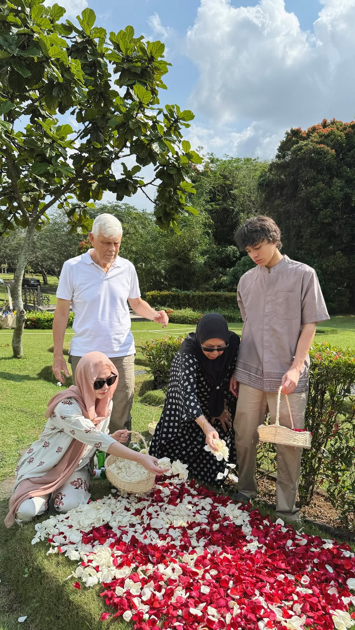 Bunga Citra Lestari Kunjungi Makam Ashraf