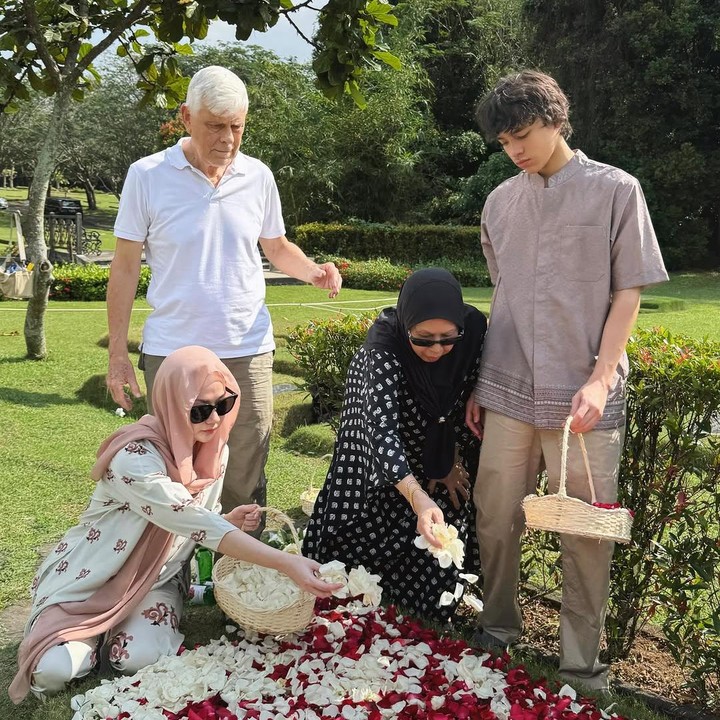 <p>Penyanyi Bunga Citra Lestari atau BCL baru-baru ini ziarah ke pemakaman mendiang suaminya Ashraf Sinclair. BCL mengunjungi makam ditemani sang putra Noah, serta orang tua Ashraf. (Foto: Instagram @itsmebcl)</p>