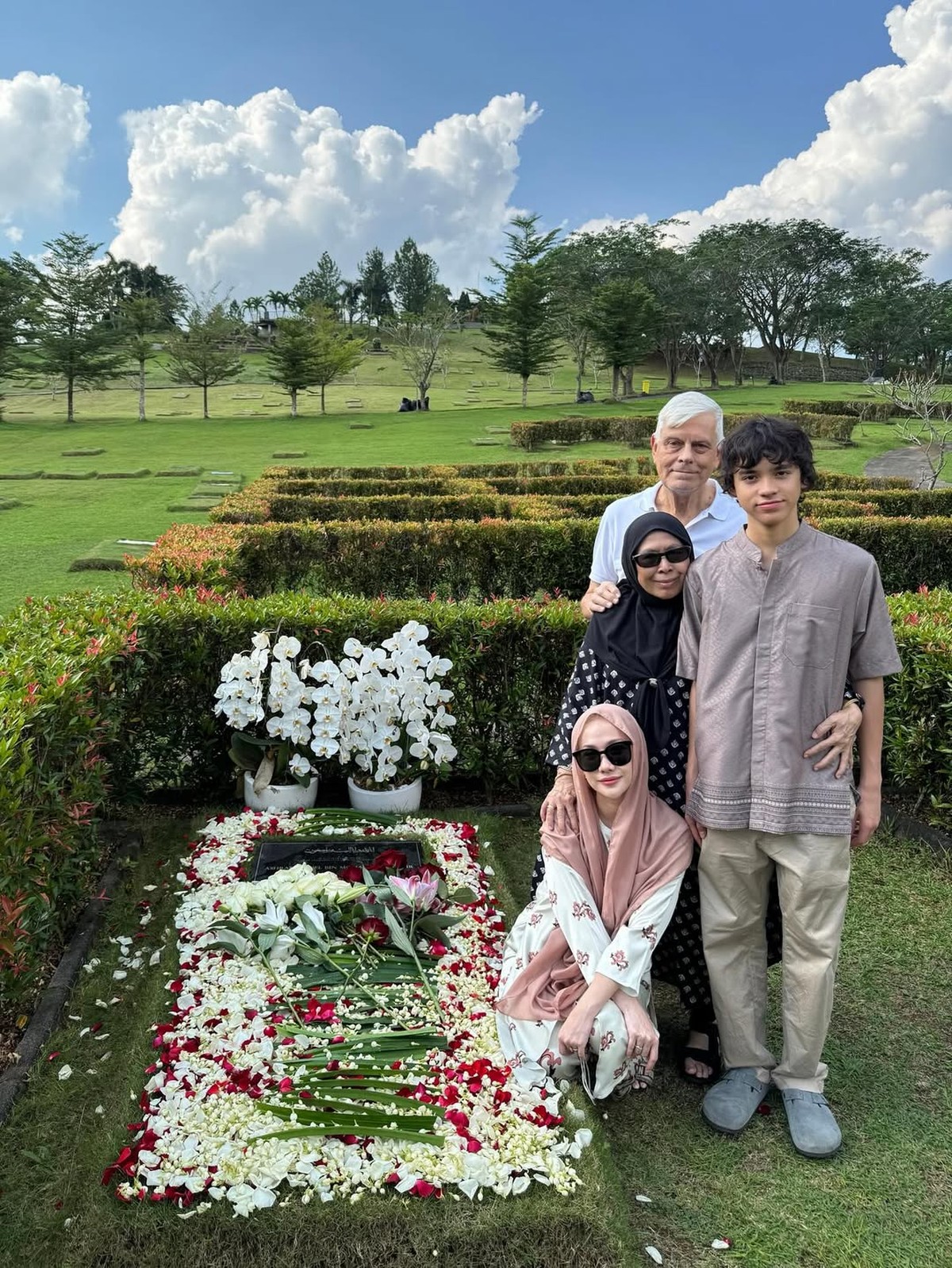 Bunga Citra Lestari Kunjungi Makam Ashraf