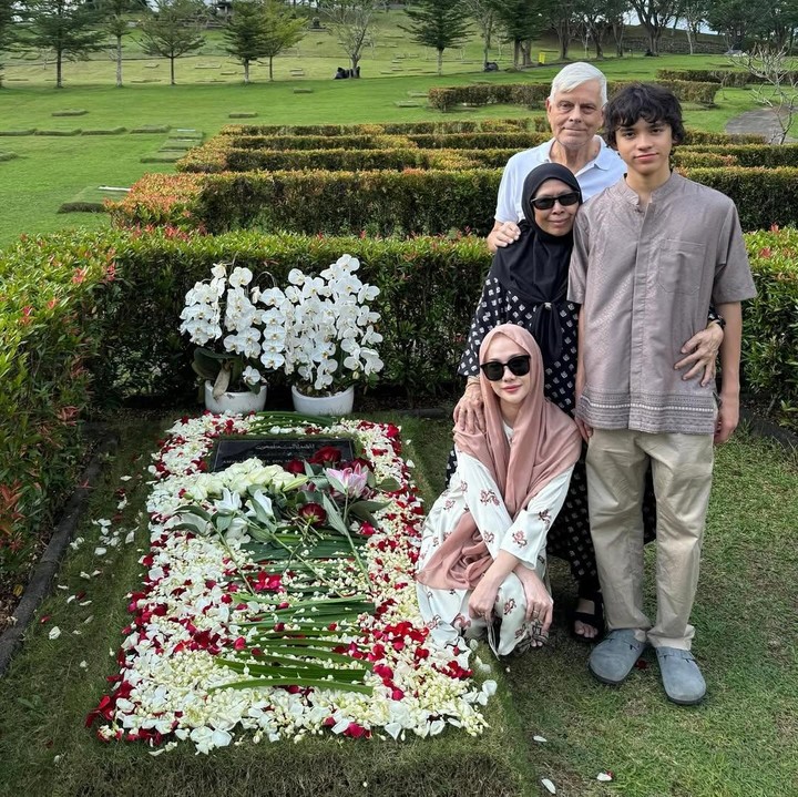 <p>BCL membagikan momen saat mertuanya mengunjungi makam Ashraf yang berada di San Diego Hills Memorial Park, Karawang, Jawa Barat. "<em>Hey You, Umi and Daddy are here..</em>," tulis BCL dalam video yang diunggahnya. (Foto: Instagram @itsmebcl)</p>