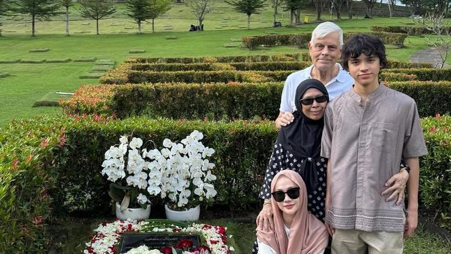 Tanpa Tiko Aryawardhana, 7 Potret BCL Ziarah ke Makam Ashraf Bersama Noah dan Eks Mantan Mertua