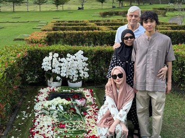 img-title Tanpa Tiko Aryawardhana, 7 Potret BCL Ziarah ke Makam Ashraf Bersama Noah & Eks Mertua