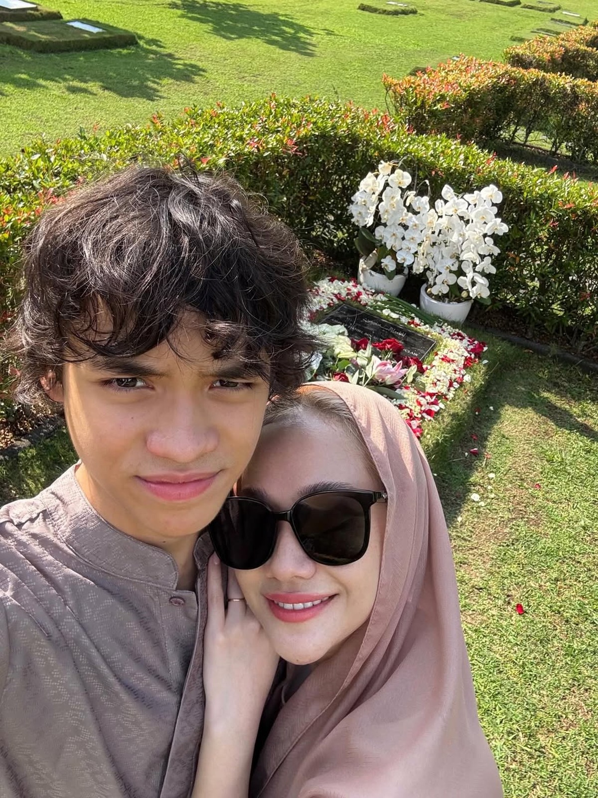 Bunga Citra Lestari Kunjungi Makam Ashraf