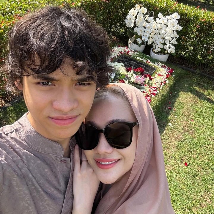 <p>BCL juga membagikan potret kebersamannya dengan sang putra Noah selama kunjungan ke makam. Dalam <em>postingannya</em>, BCL menuliskan doanya yang penuh makna untuk mendiang Ashraf. "Doaku, agar kau selalu ingat bahagia, meski kadang hidup tak baik saja..," ungkap perempuan 42 tahun ini. (Foto: Instagram @itsmebcl)</p>