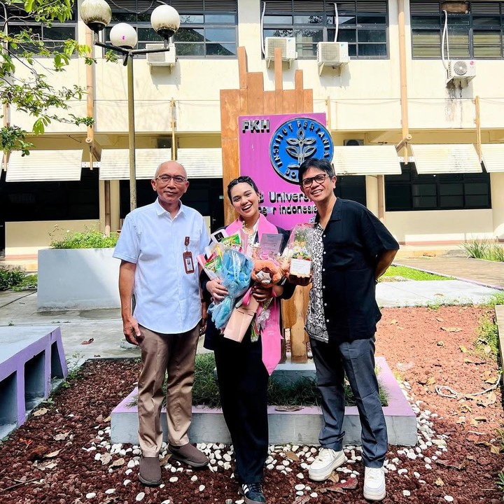 <p>Dalam unggahannya, Shahnaz juga menuliskan ucapan terima kasih kepada sang putri yang sudah bekerja keras memberikan hasil terbaik. Di hari kelulusan Charlotte, Shahnaz tampaknya tak bisa datang untuk mendampingi. Namun, kehadiran Gilang Ramadhan sepertinya cukup untuk memberikan dukungan. "Nuhun sudah memberikan versi terbaik diri sendiri ya, @charlotteramadhan. Bubu tadi kerja di studio nggak berhenti dzikir agar proses di ruang sidang dipermudah oleh Allah. Bapak juga pasti “mules” menunggu di kampus sampai keluar hasilnya tadi. Duhai Allah, terima kasih telah mengijinkan kami masih bisa menyaksikan hal baik ini," ungkap Shahnaz. (Foto: Instagram @shahnaz.haque)</p>