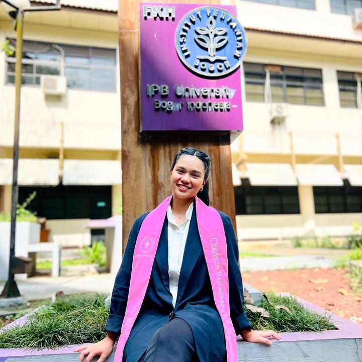 <p>Anak kedua pasangan Shahnaz Haque dan Gilang Ramadhan, Charlotte Fatima Haque Ramadhan, baru saja lulus dari jurusan Kedokteran Hewan di di Institut Pertanian Bogor (IPB). Kabar kelulusan Charlotte ini dibagikan sang Bunda di Instagram. (Foto: Instagram @shahnaz.haque)</p>