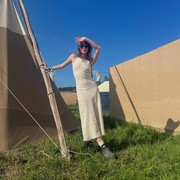 Get The Look: Look Nonton Konser Daisy Edgar-Jones di Glastonbury 2025
