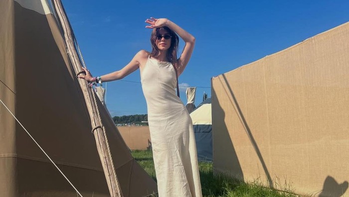 img-title Get The Look: Look Nonton Konser Daisy Edgar-Jones di Glastonbury 2025