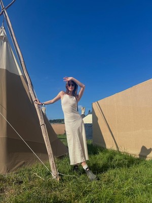 Get The Look: Look Nonton Konser Daisy Edgar-Jones di Glastonbury 2025