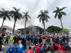 Omzet Menurun, PKL Puspa Kuningan Minta Jualan Lagi di Jalan