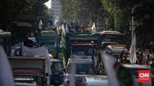 Polisi mengalihkan arus lalu lintas di Jalan Medan Merdeka Selatan, Jakarta Pusat imbas unjuk rasa sopir truk terkait aturan Zero Overdimension Overload (ODOL).