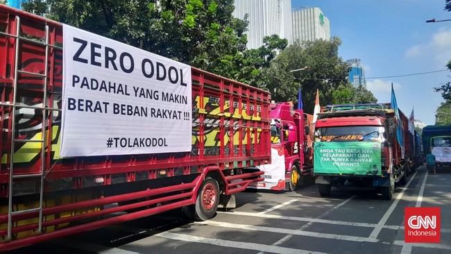 Arus lalu lintas di sekitar Jalan Medan Merdeka, Jakarta Pusat mengalami kemacetan parah imbas aksi unjuk rasa Sopir Truk pada Rabu (2/7).