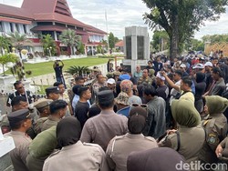 Kantor Wali Kota Parepare Didemo! Warga Tuntut Pemkot Adil Tertibkan PKL