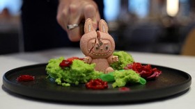 FOTO: Restoran di Rusia Sajikan Dessert Bentuk Labubu