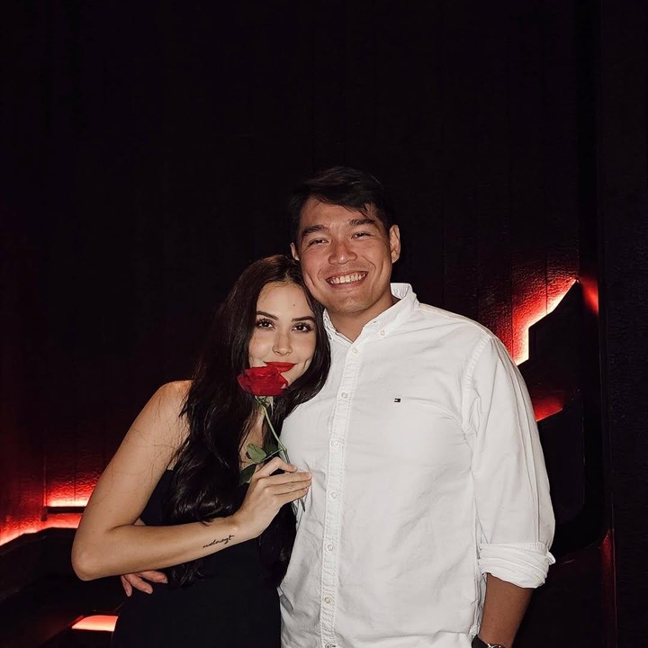 <p>Hal tersebut diketahui langsung melalui beberapa <em>postingan</em> di media sosial, seperti foto berikut ini ketika mereka merayakan <em>anniversary</em> pernikahan. &ldquo;<em>Happy anniv my man</em>,&rdquo; tulis Estelle dilengkapi dengan emoticon hati, dikutip dari laman<em> Instagram@estellelinden,</em> Rabu (2/7/2025).&nbsp;(Foto: Instagram@estellelinden)</p>
