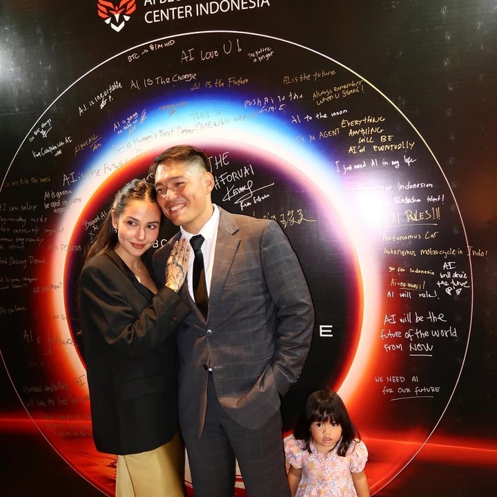 <p>Meski sudah jarang tampil di layar kaca, perempuan 29 tahun ini masih aktif membagikan kegiatan sehari-harinya di media sosial. Termasuk ketika menghabiskan waktu bersama keluarga.&nbsp;(Foto: Instagram@estellelinden)</p>