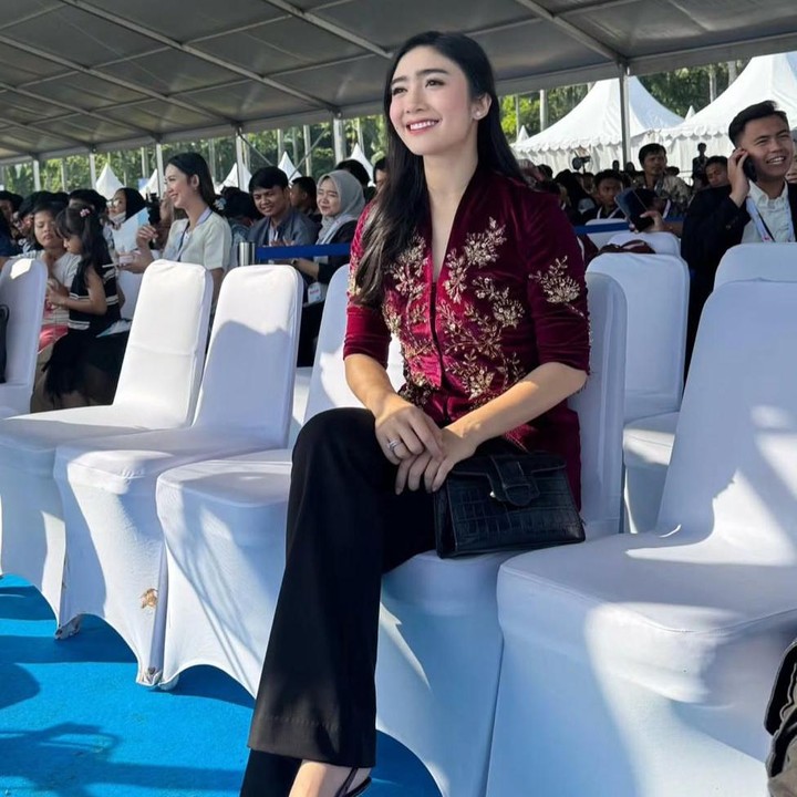 <p>Lantaran sang suami bertugas sebagai salah satu paraglider, Febby turut hadir menyaksikan dan mengabadikan momen tersebut. Ia tampil menawan mengenakan&nbsp;blouse formal berwarna merah maroon dan celana hitam.&nbsp;(Foto: Instagram@febbyrastanty)</p>