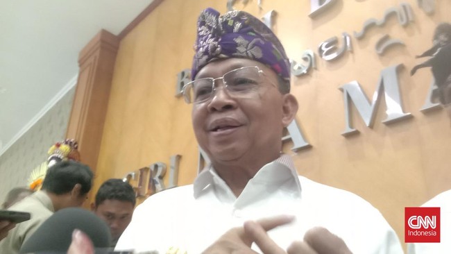 Gubernur Bali I Wayan Koster bantah klaim Menteri ATR/BPN tentang penguasaan pulau oleh WNA. Ia mengklaim investasi WNA di sejumlah pulau sesuai prosedur.
